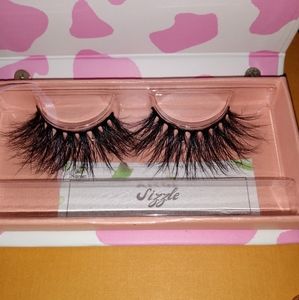!! NEW RELEASE !! Hot Commodity Lashes